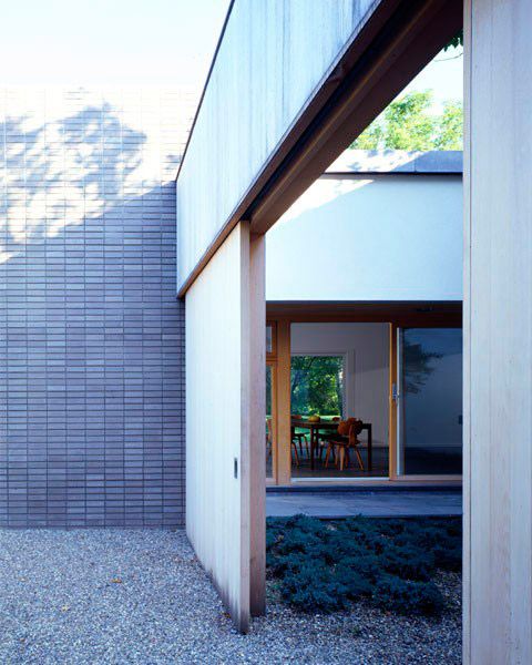 Casa con patio interior de estilo moderno