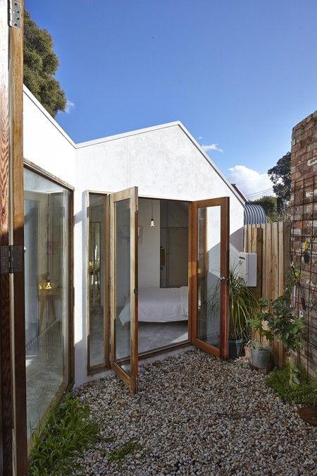 Vivienda moderna con pequeño patio interior trasero