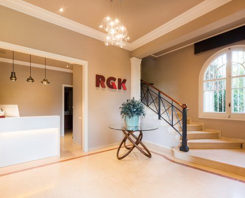 Recepció RGK amb llum decorativa de la firma Bover i Studio Italia Design