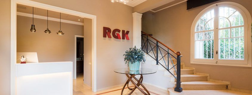 Recepción RGK con lámparas decorativa de la firma Bover y Studio Italia Design