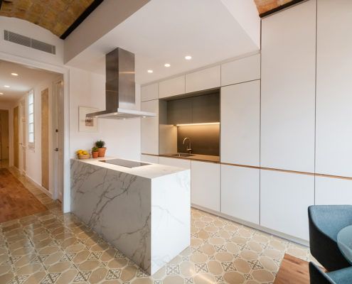 Kitchen with island in a renovation in the Eixample of Barcelona