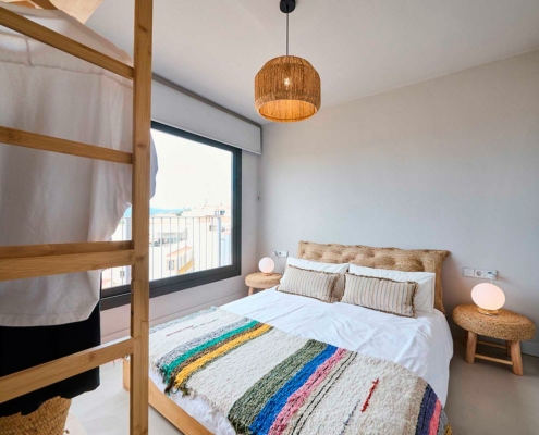 Dormitorio principal duplex reformado en Blanes, Girona